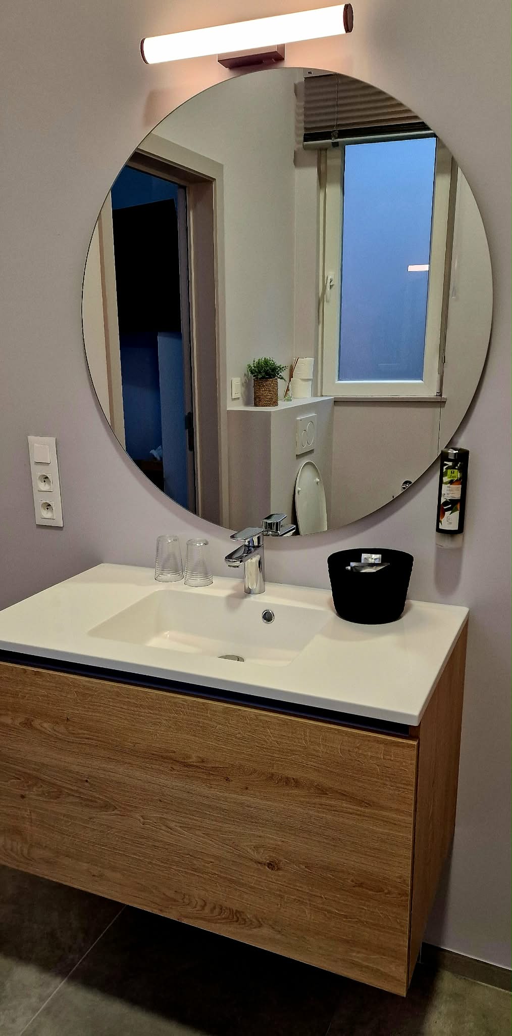 Chambre de Luxe — vasque et miroir rond