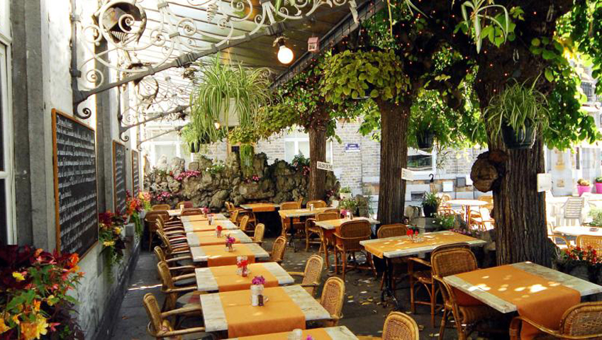 Terrasse du restaurant avec végétation luxuriante