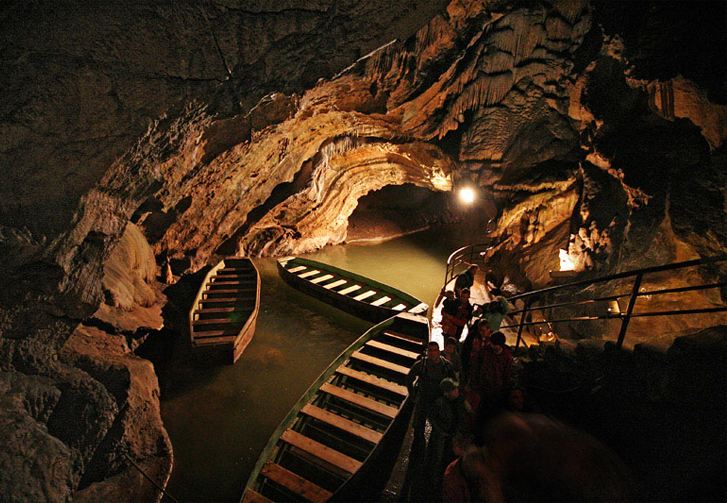 Navigation souterraine dans les Grottes de Remouchamps
