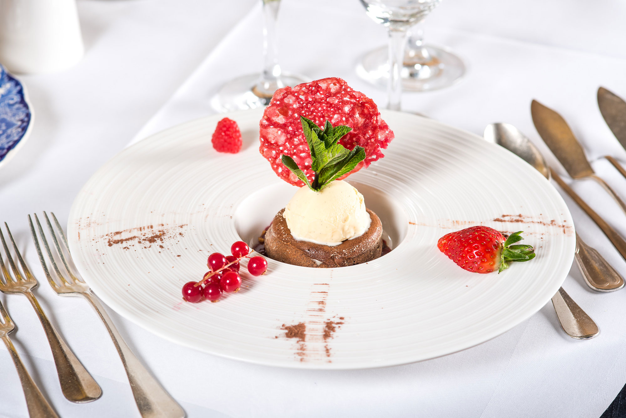 Fondant au chocolat avec fruits rouges et glace vanille
