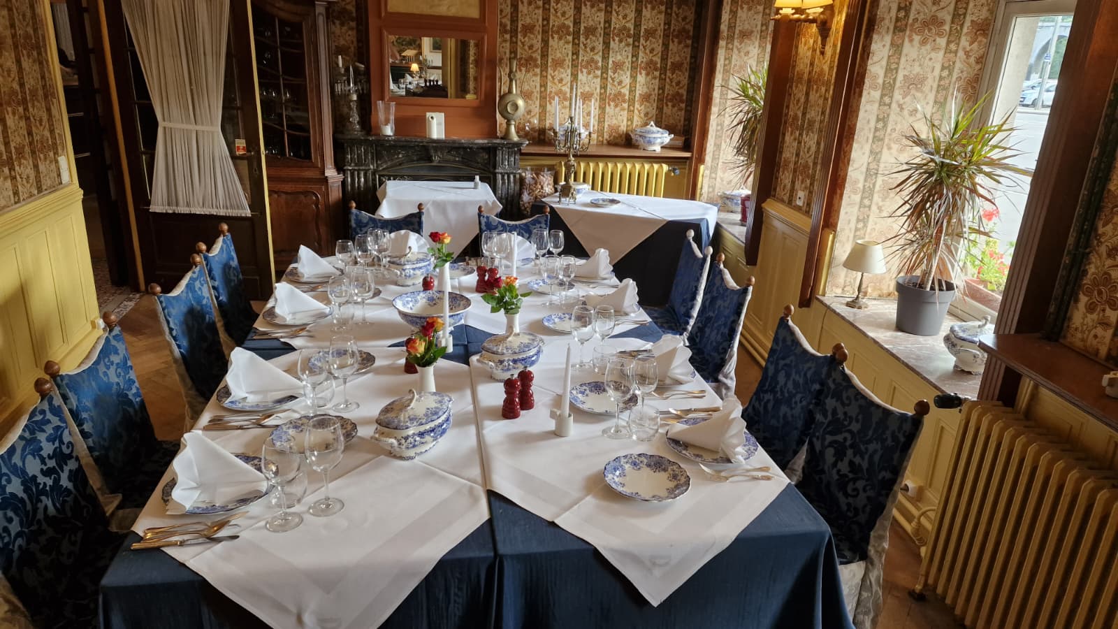 Grande table banquet — porcelaine, couverts en argent